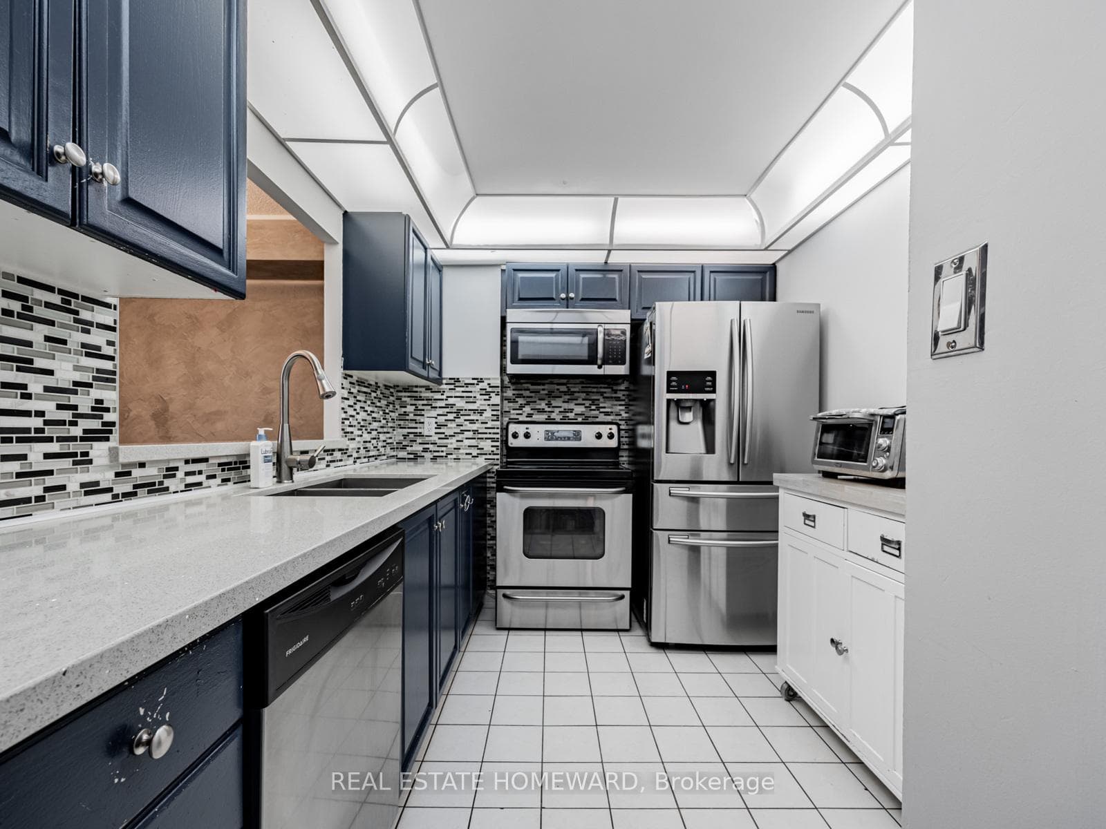 88 Corporate Drive Unit 2807 photo 3