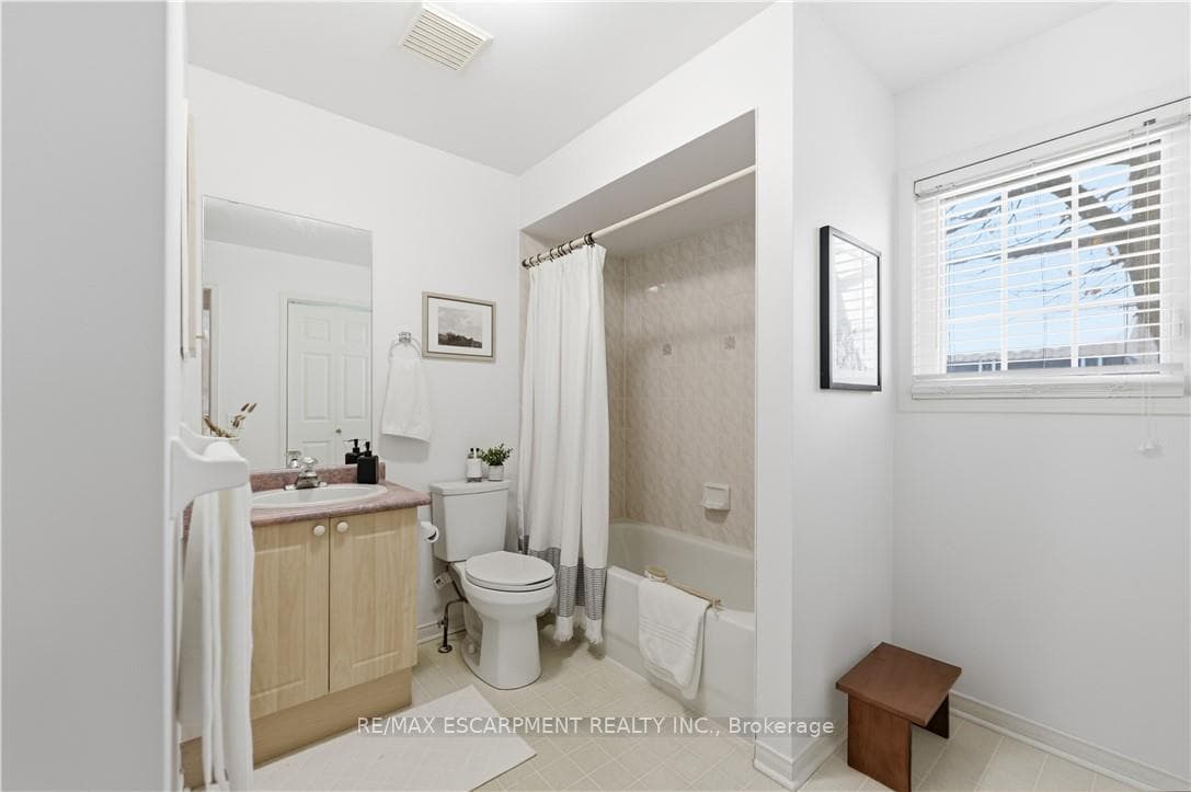 142 Silverbirch Avenue photo 17