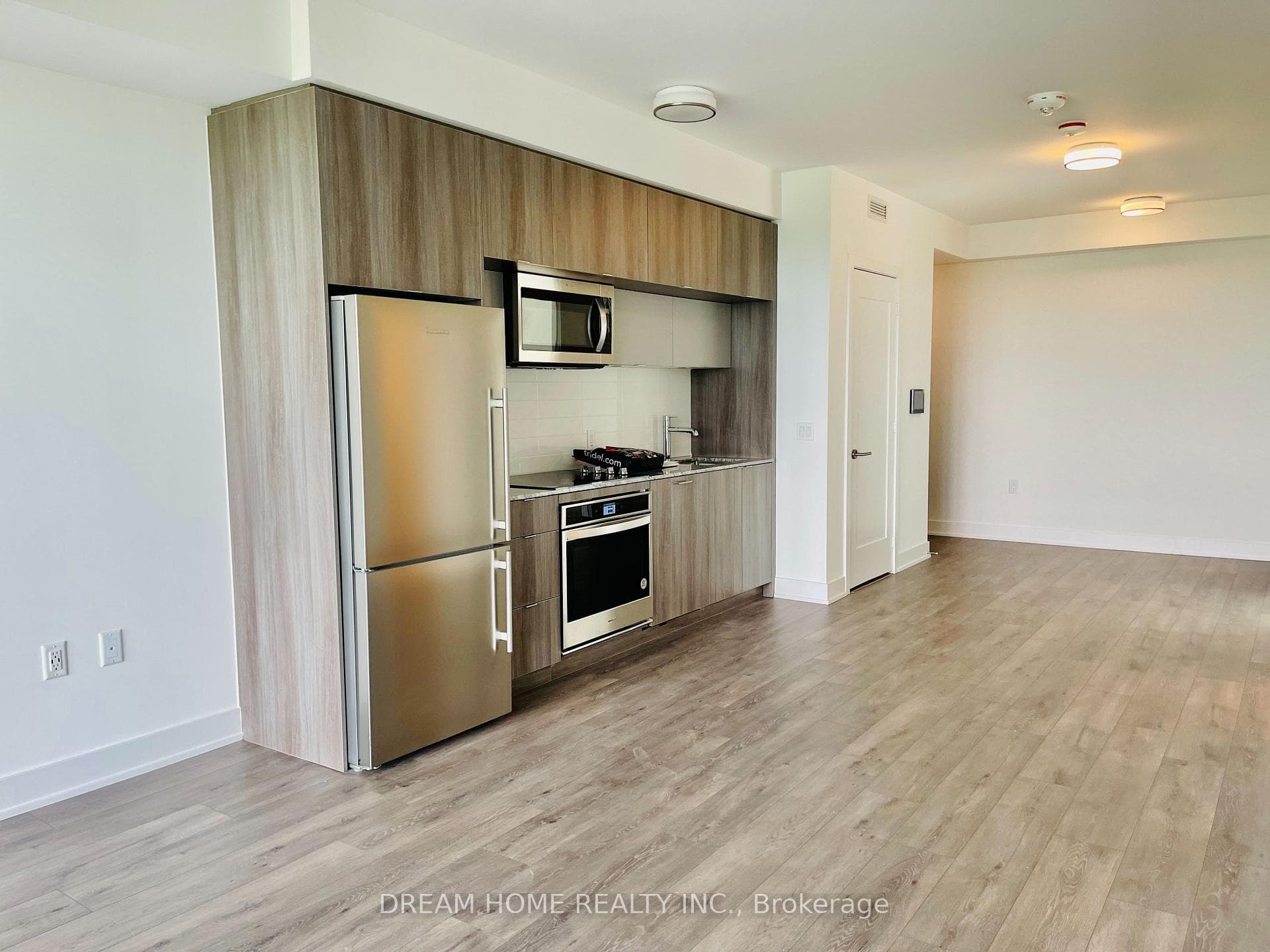 585 Bloor Street Unit 3323 photo 2