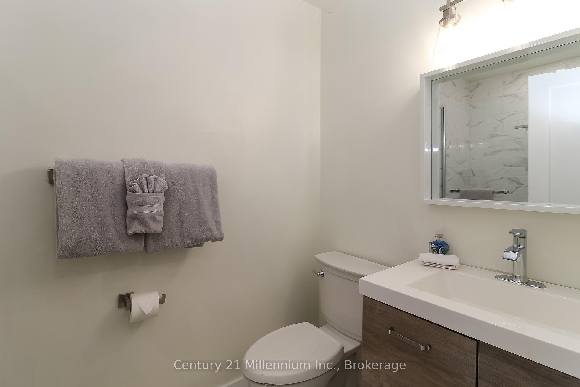 194 Escarpment Crescent photo 17