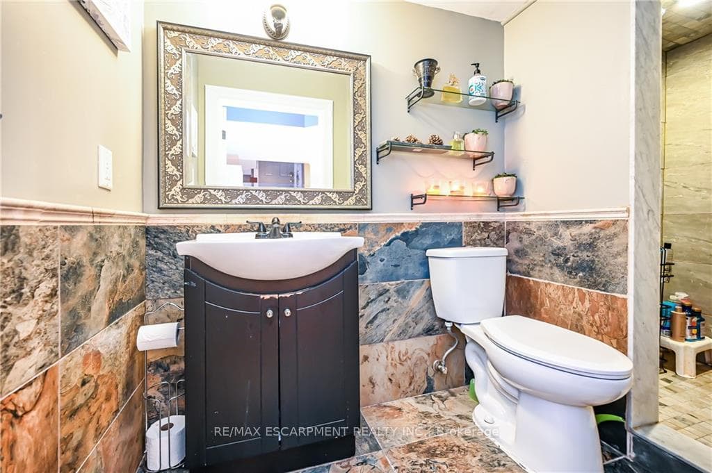 129 Thames Way Unit Lower photo 17