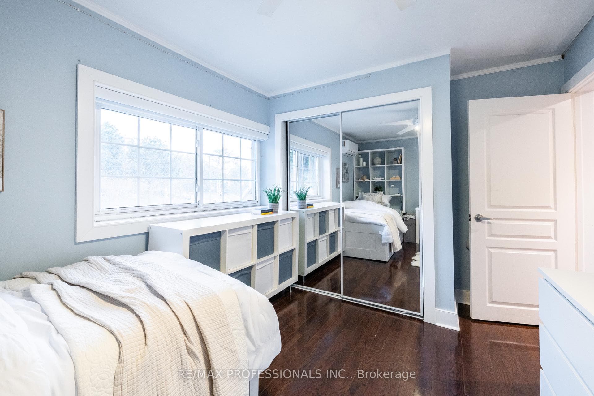 4625 Dundas Street photo 20