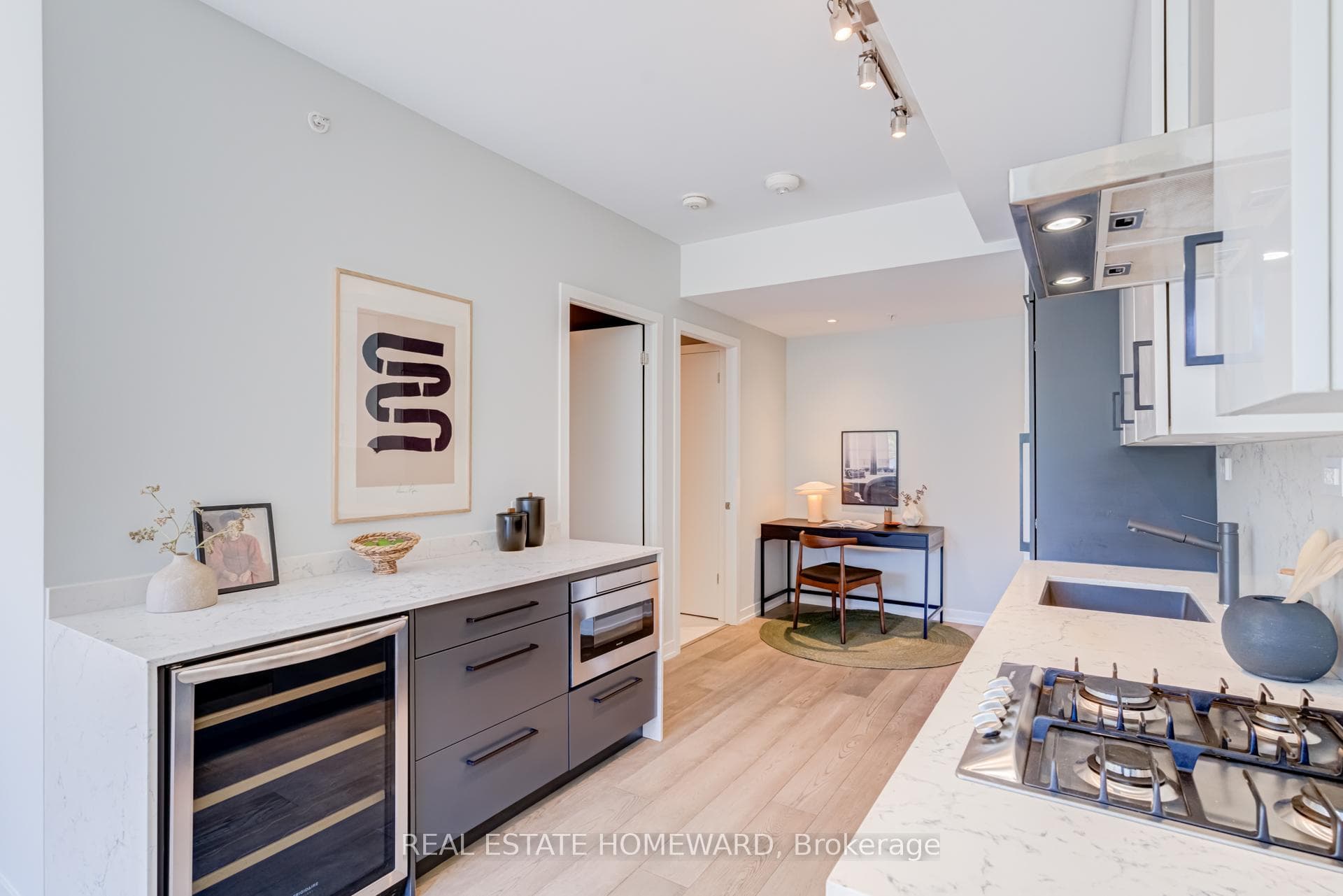 38 Howard Park Avenue Unit 527 photo 9