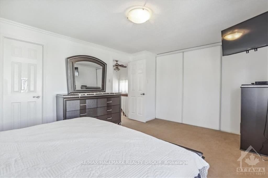 1817 LAMOUREUX Drive photo 17