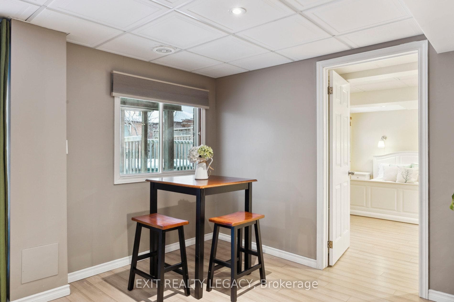 1586 Heathside Crescent photo 30