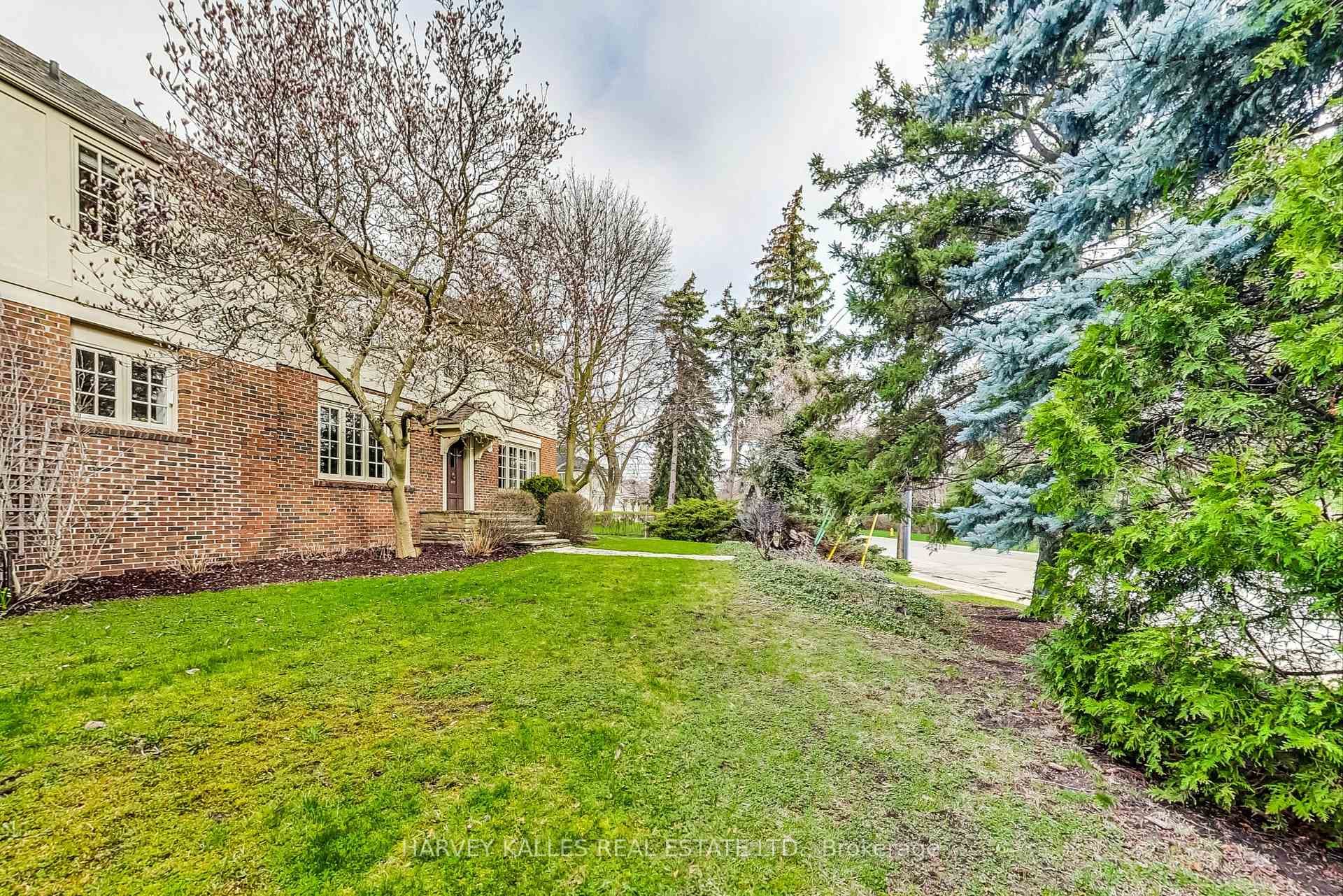 218 Yonge Boulevard photo 2