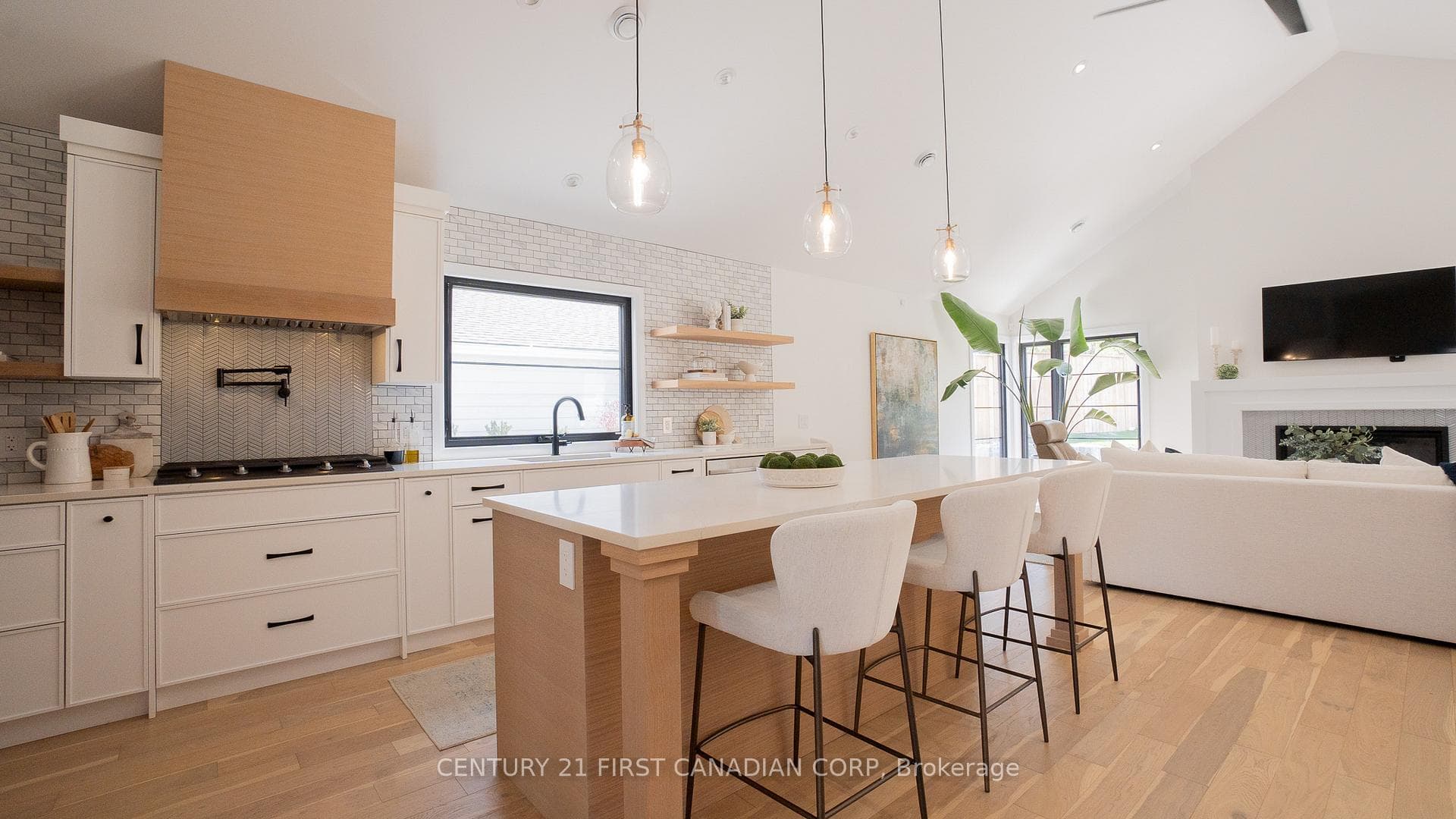 1337 Lakeshore Road photo 3
