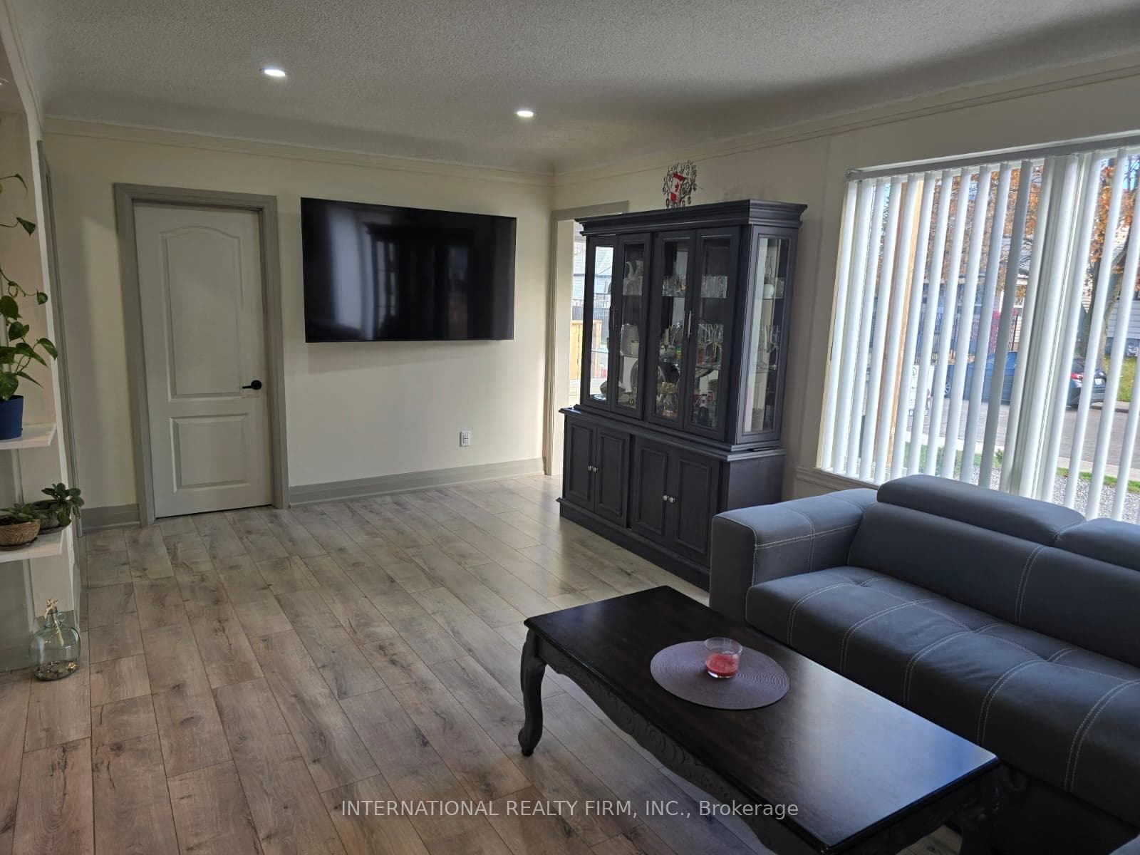 731 Knox Avenue photo 11