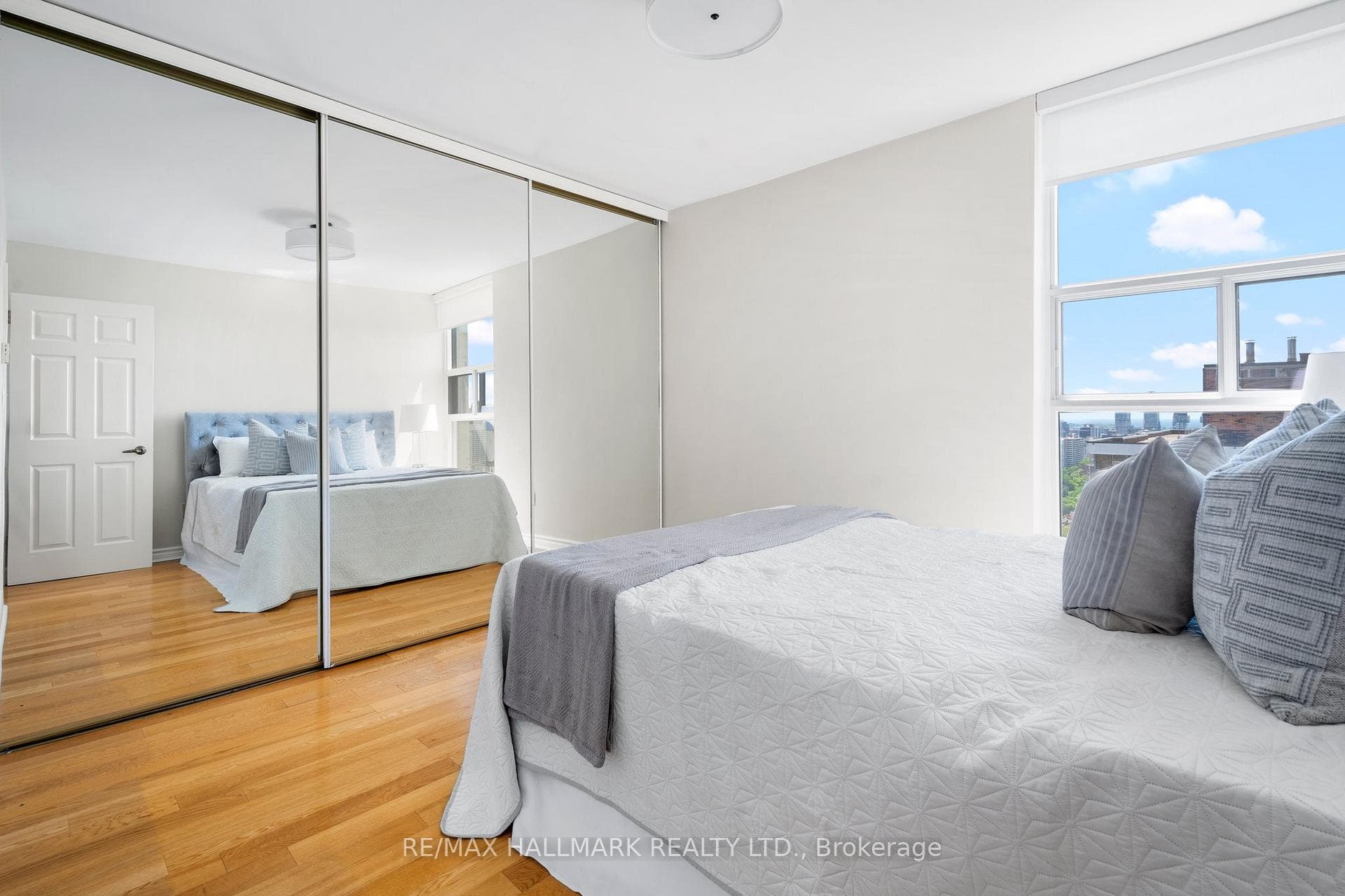 40 Homewood Avenue Unit 2501 photo 22