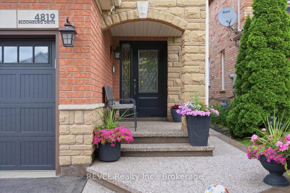 4819 Bloomburg Drive photo 4