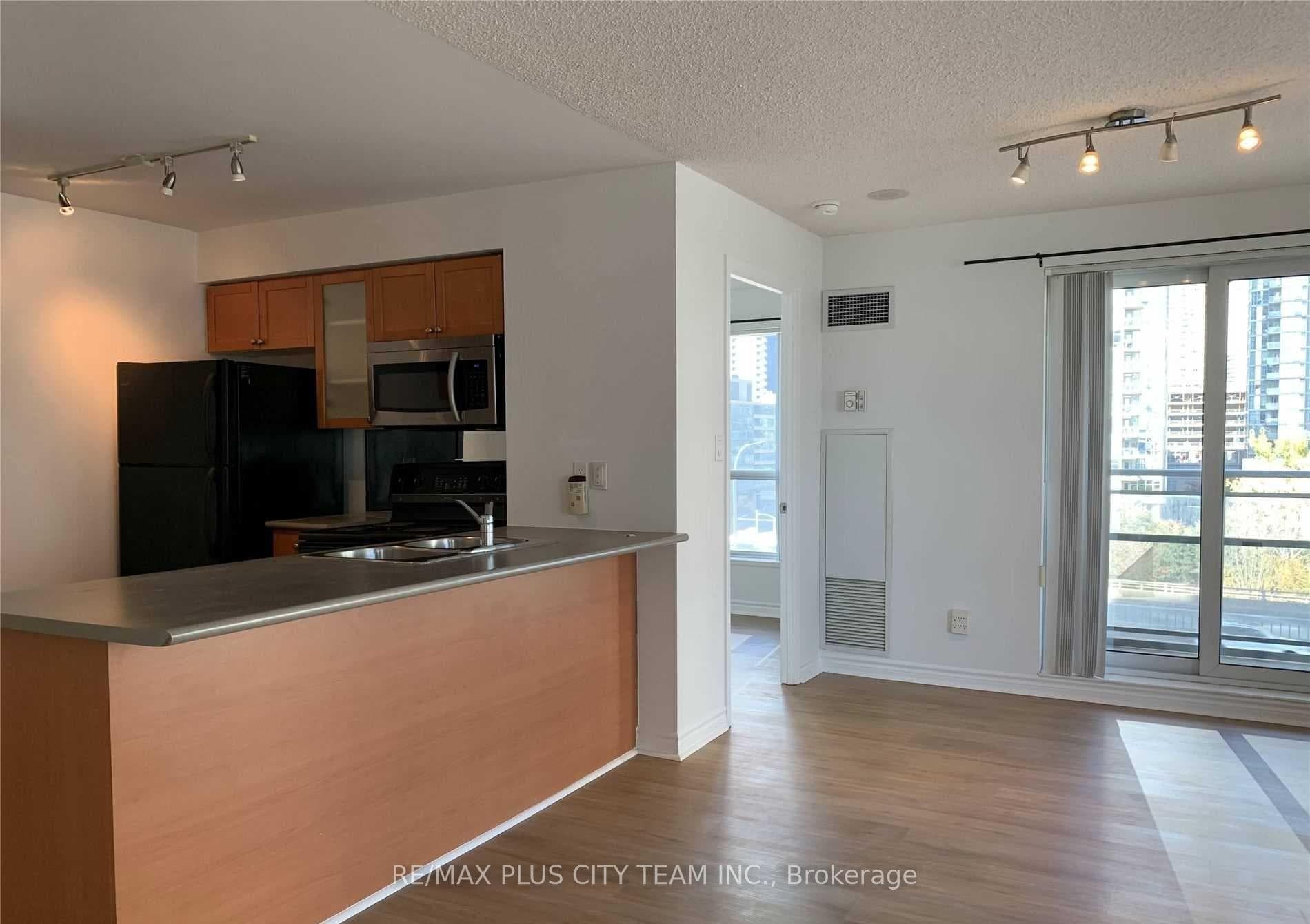 410 Queens Quay Way Unit 709 photo 6