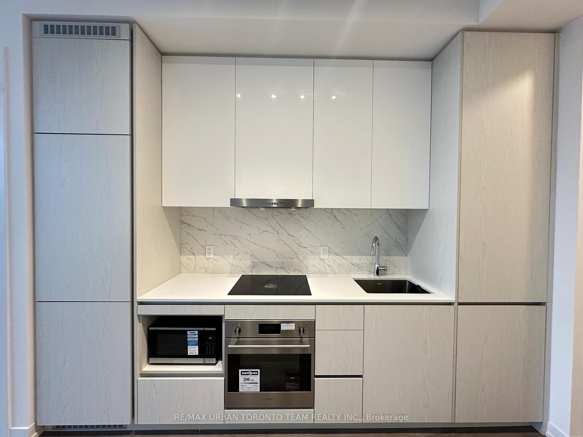 28 Interchange Way Unit 706 photo 4