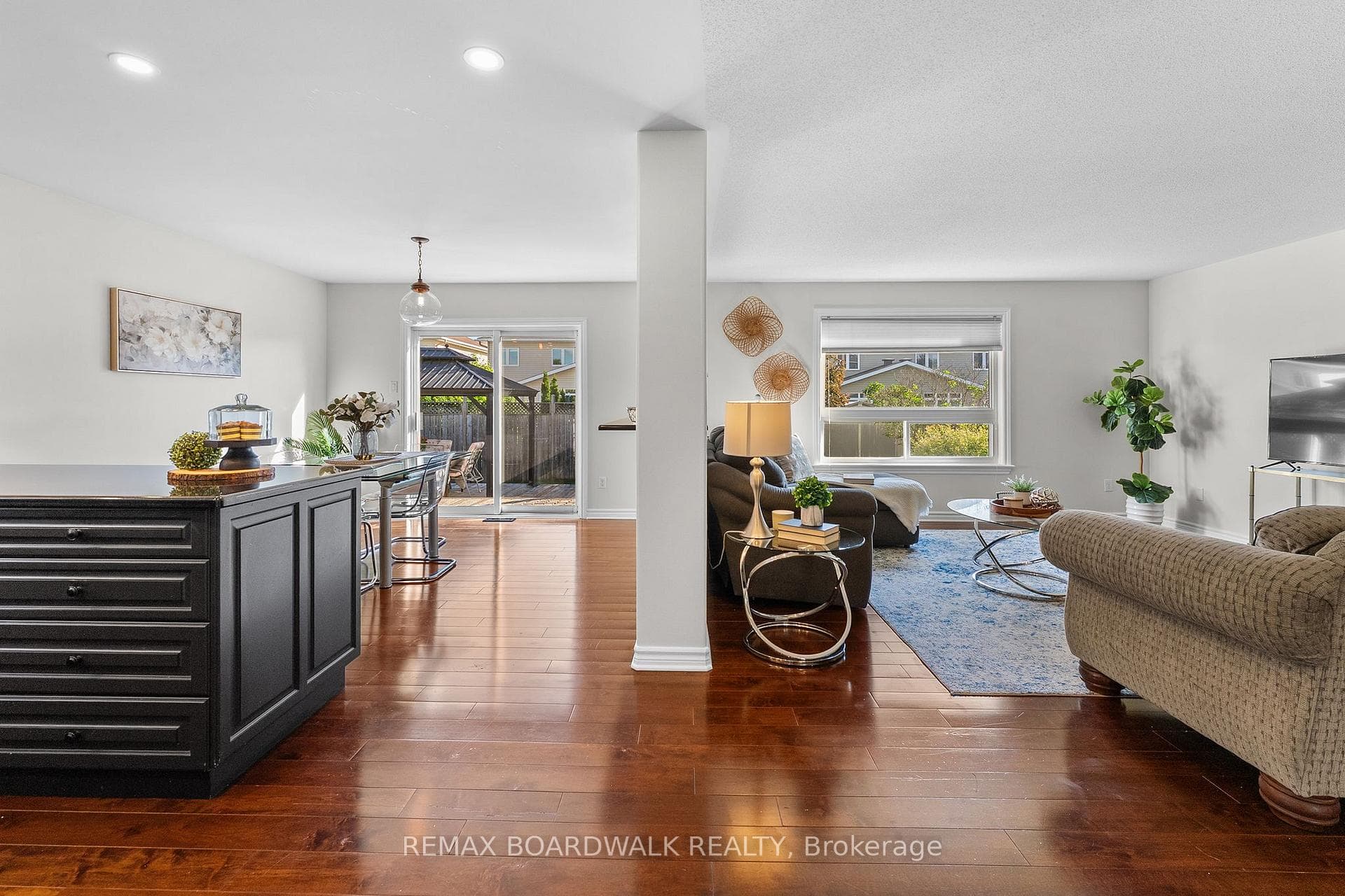 Beautiful large windows loading space w/light