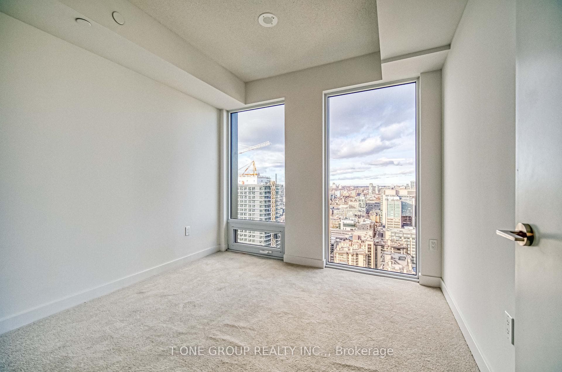 238 Simcoe Street photo 18