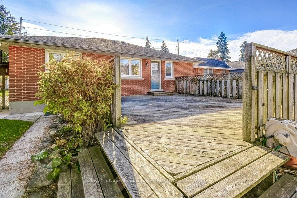 24 McMaster Avenue photo 44