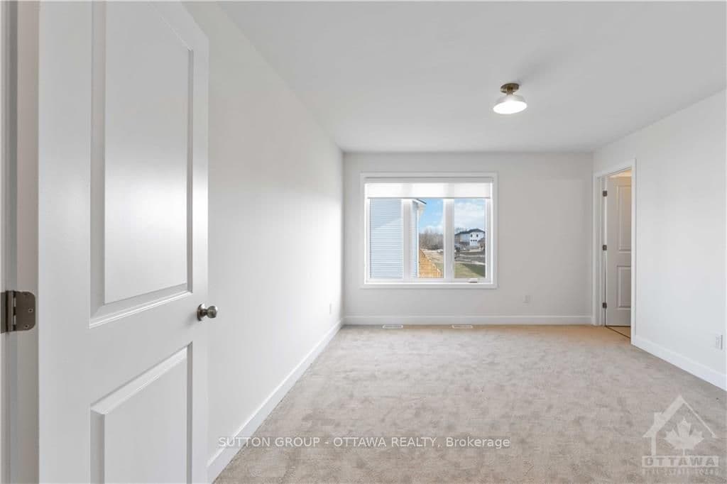 11 WHITCOMB Crescent photo 24
