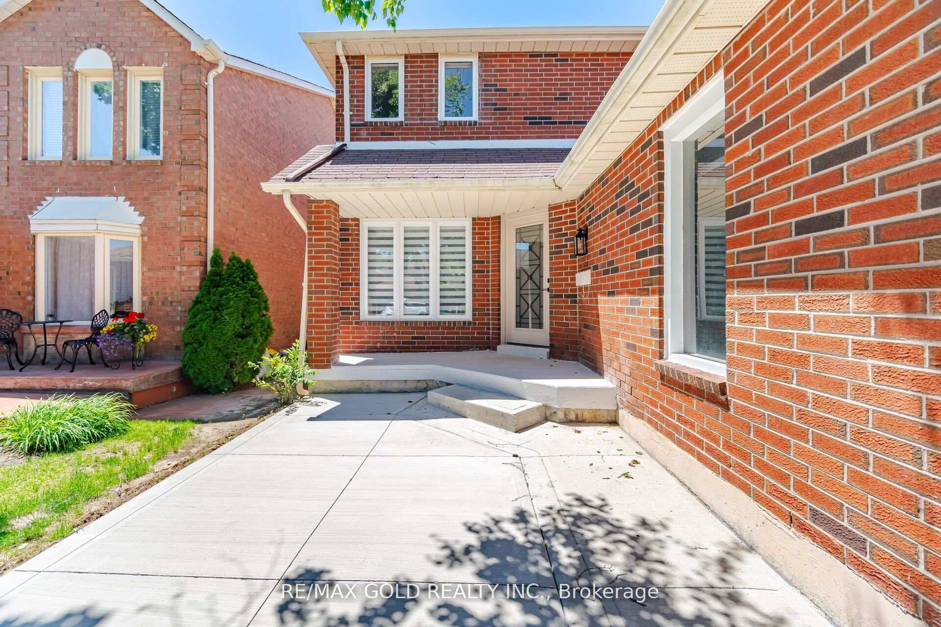 37 Lord Simcoe Drive photo 4