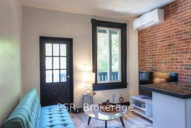 262A Sherbourne Street Unit 4 photo 3