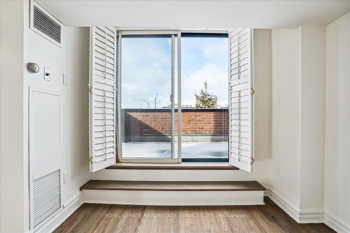 221 Robinson Street Unit 215 photo 23