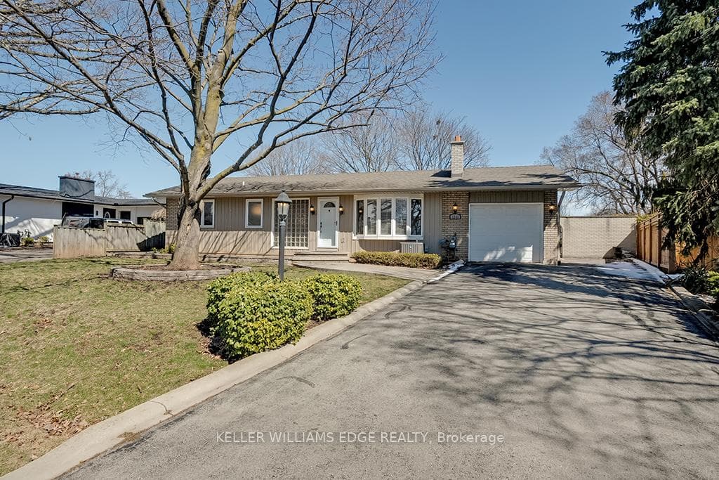 1243 Kingsmead Crescent photo 1