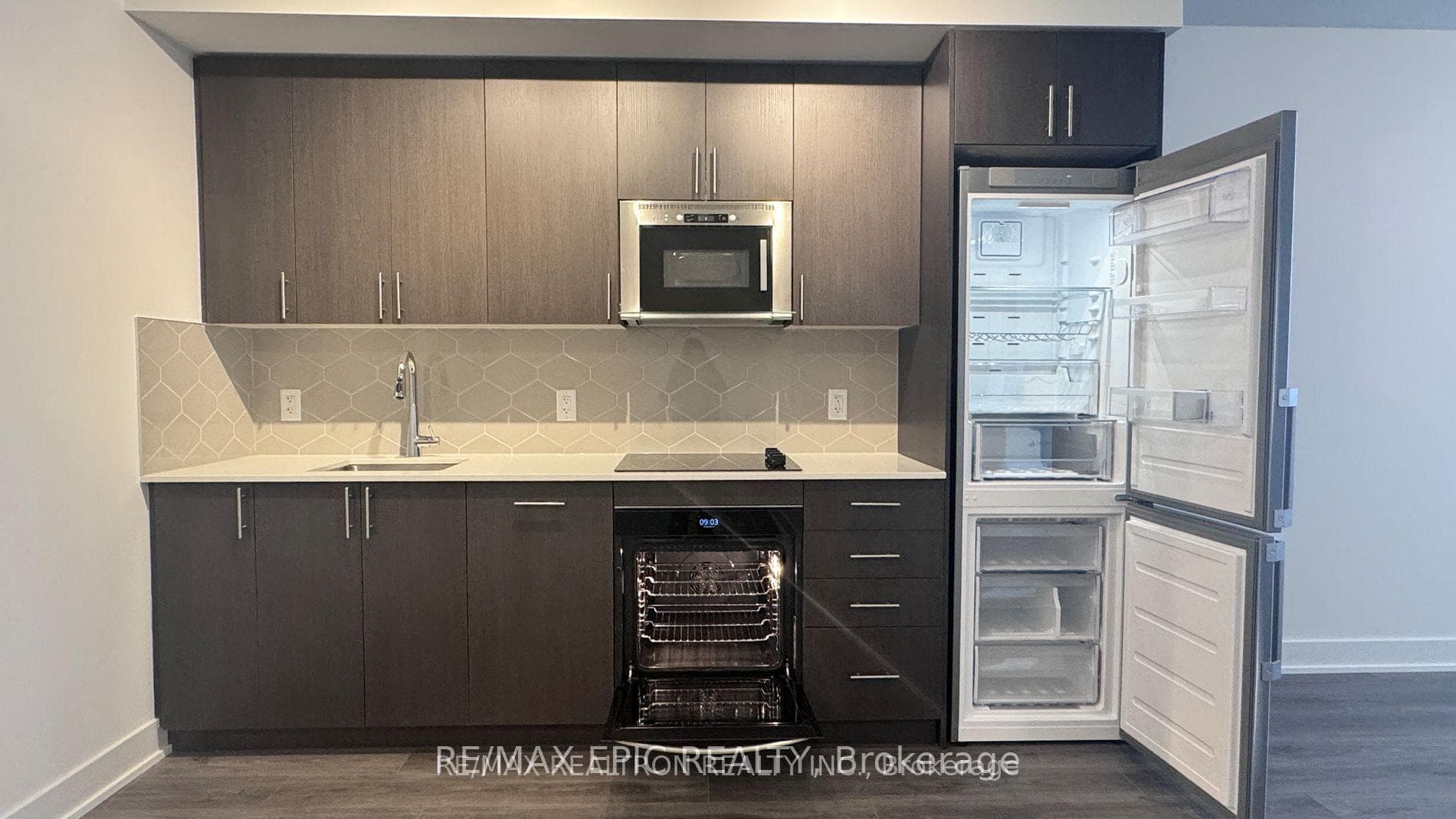 2545 Simcoe Street Unit 913 photo 4