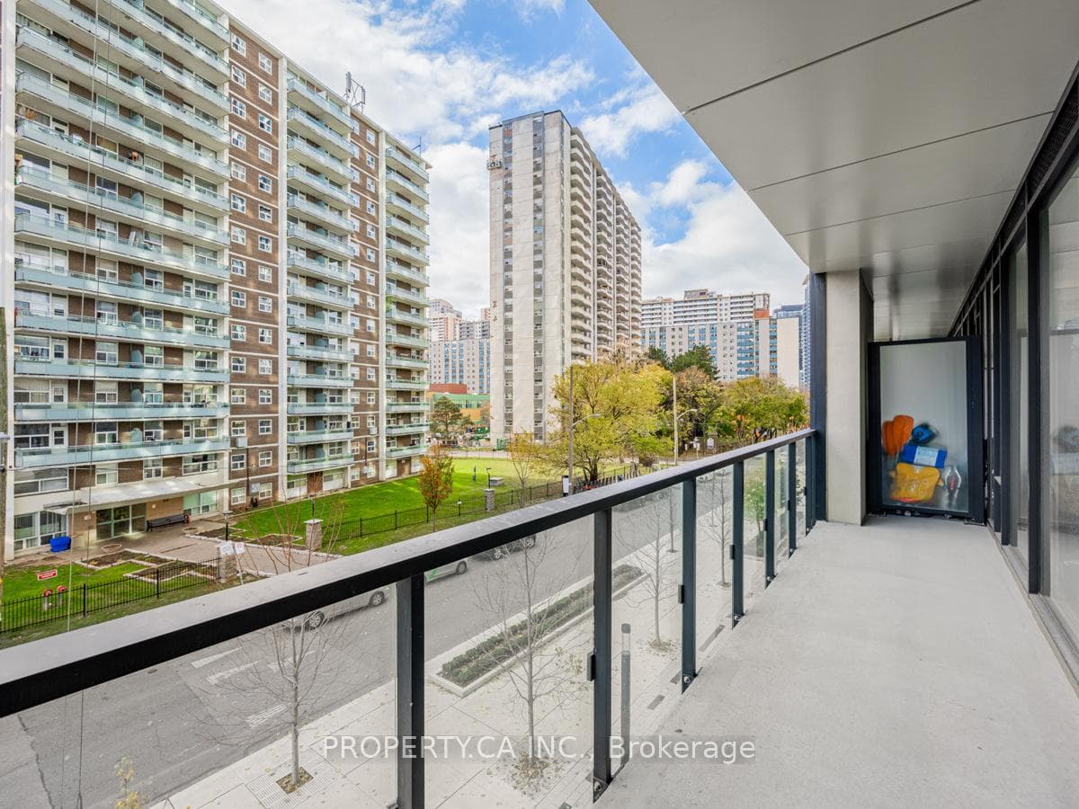 585 Bloor Street Unit 318 photo 16