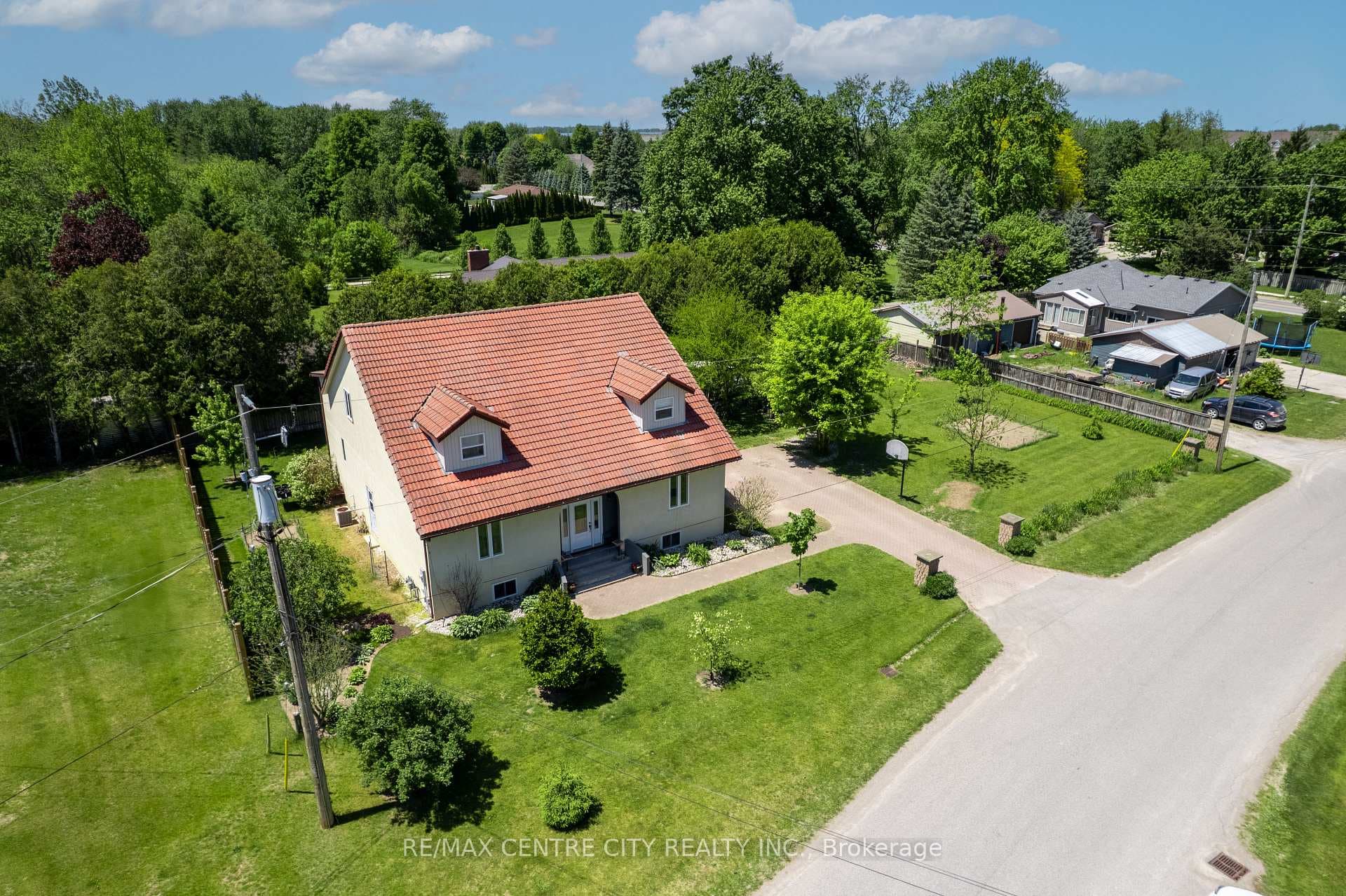176 Eastman Avenue photo 4