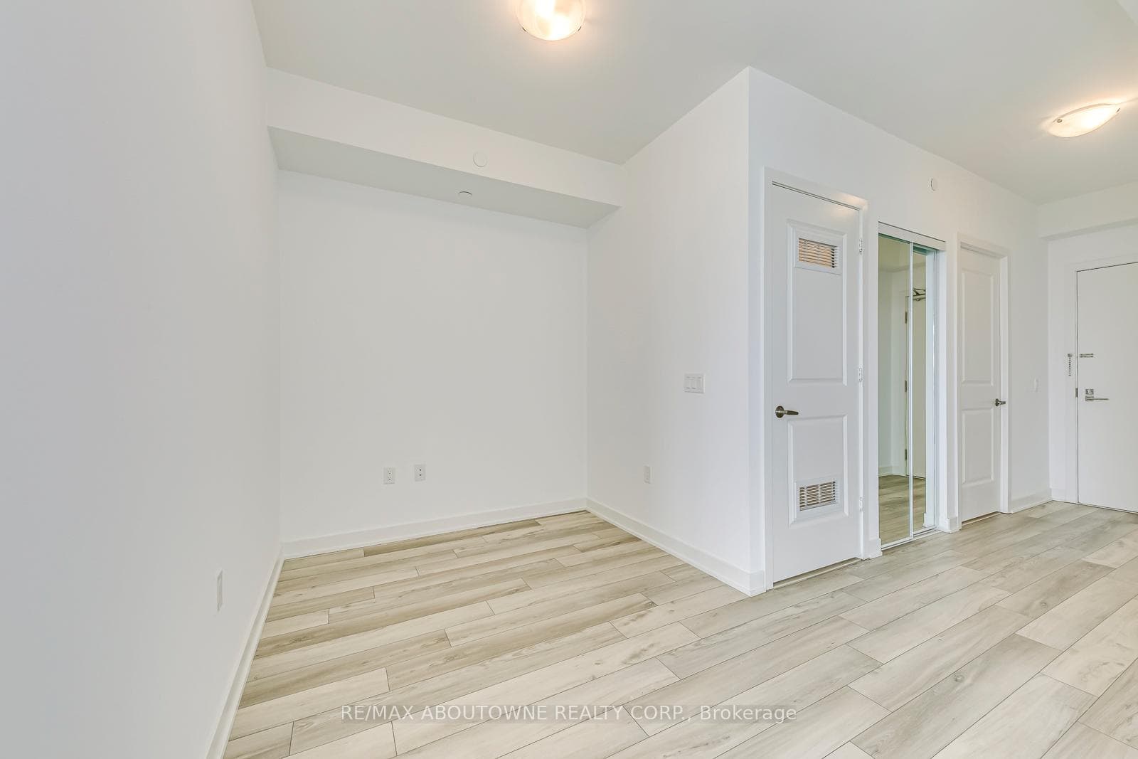 4699 Glen Erin Drive Unit 1804 photo 7