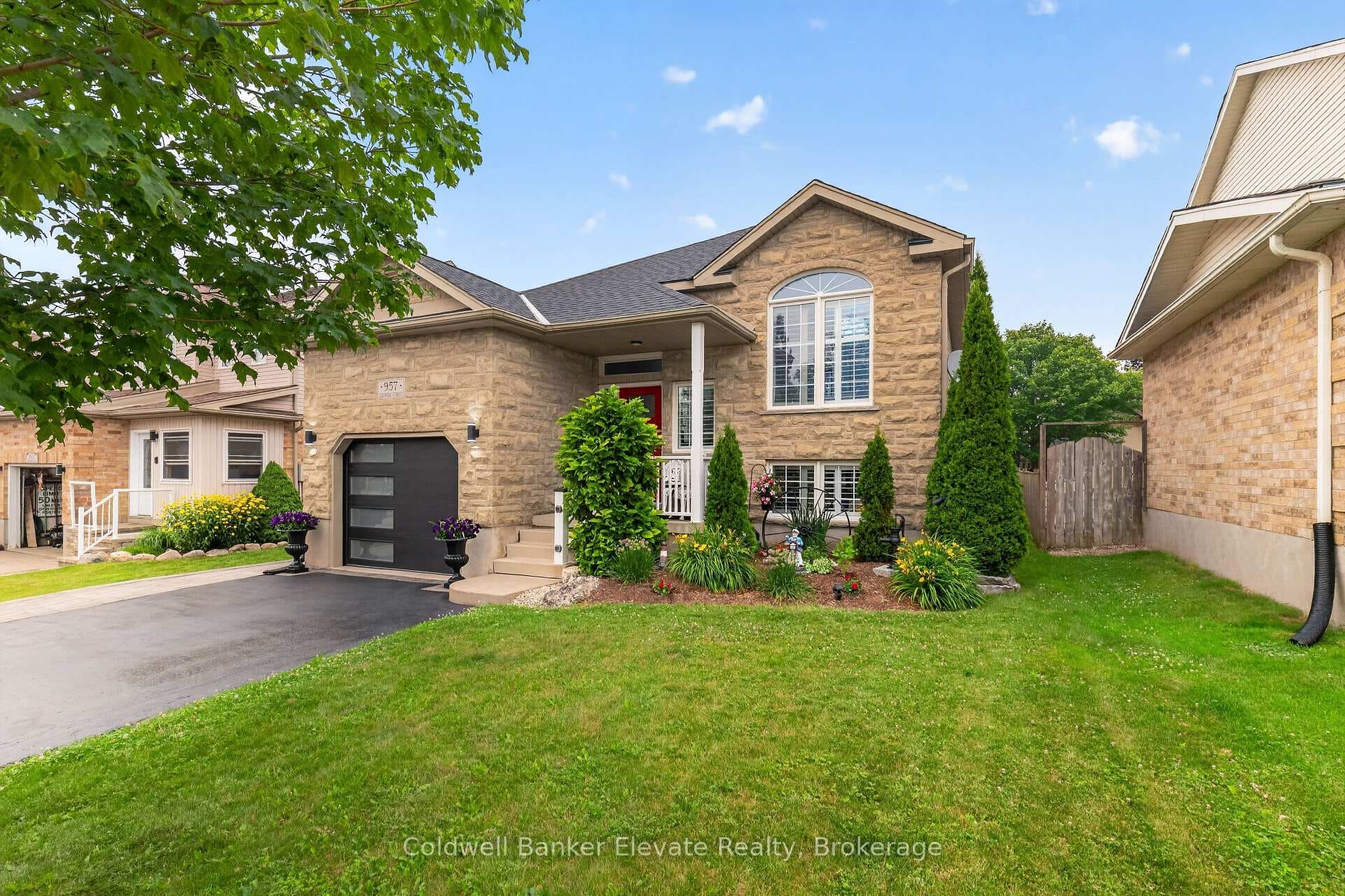 957 Gzowski Street photo 2