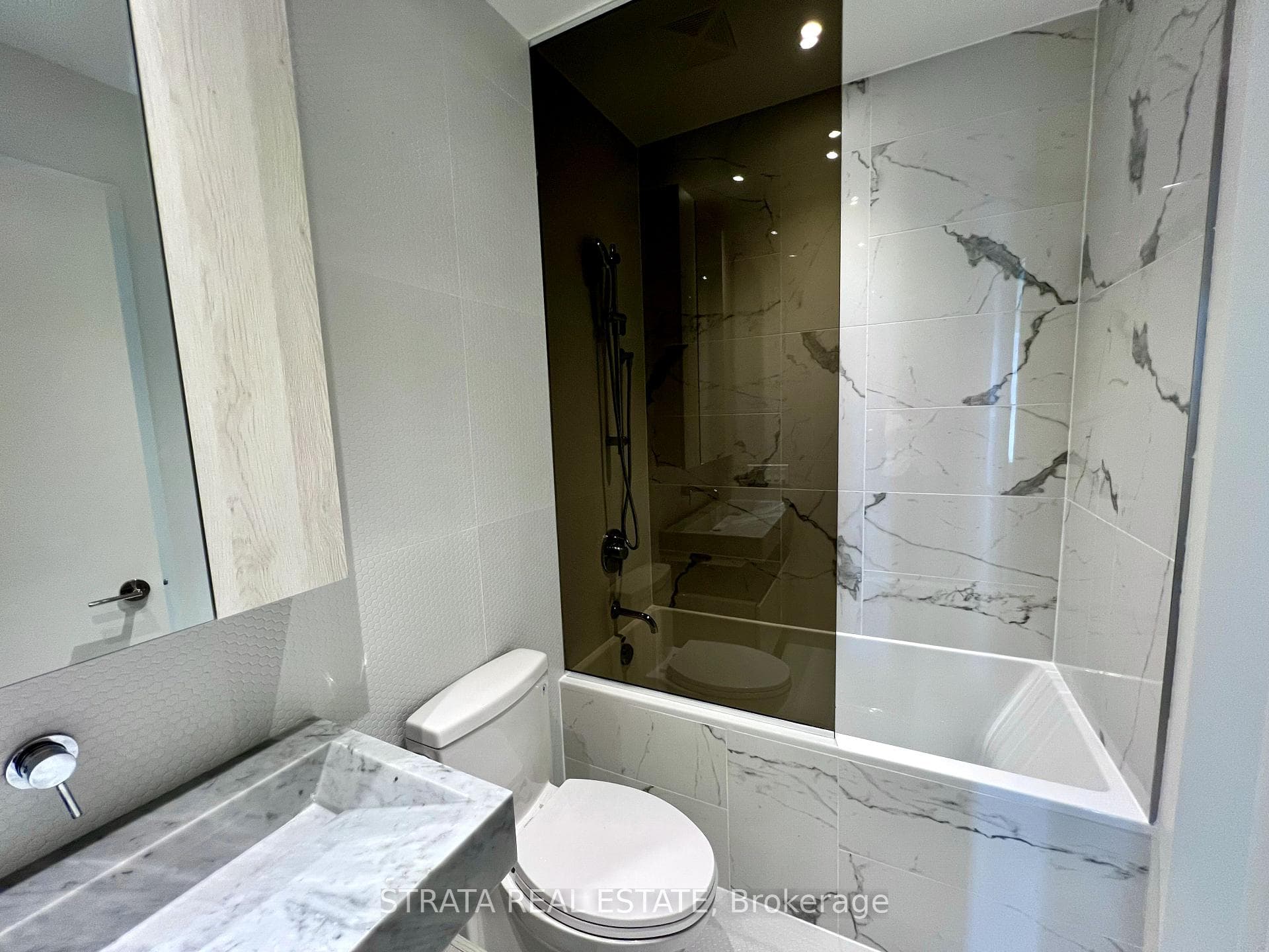 11 Yorkville Avenue Unit 5501 photo 18