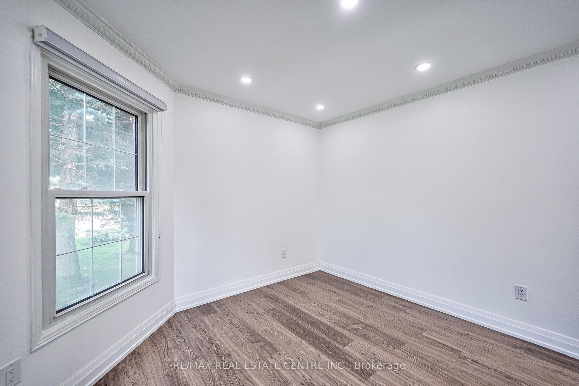 6202 Tenth Line photo 14