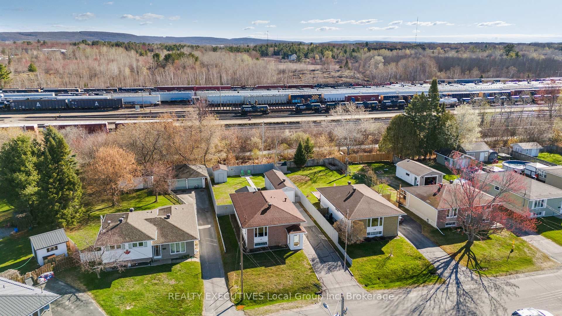 18 VAN HORNE Crescent photo 3