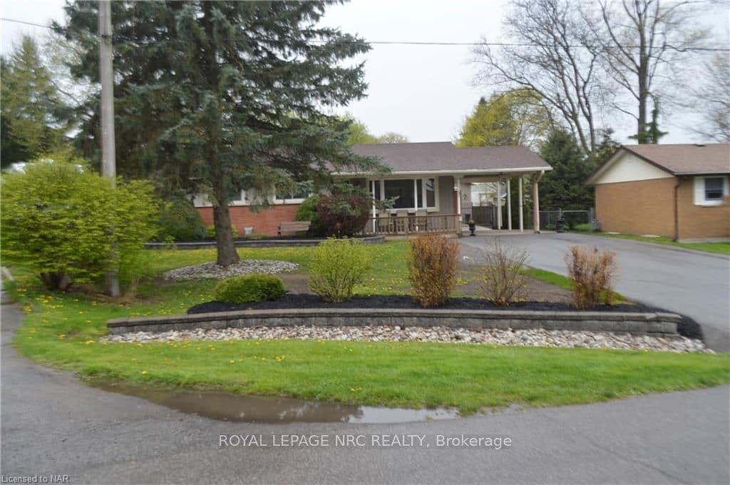 6 PARKDALE Crescent photo 1