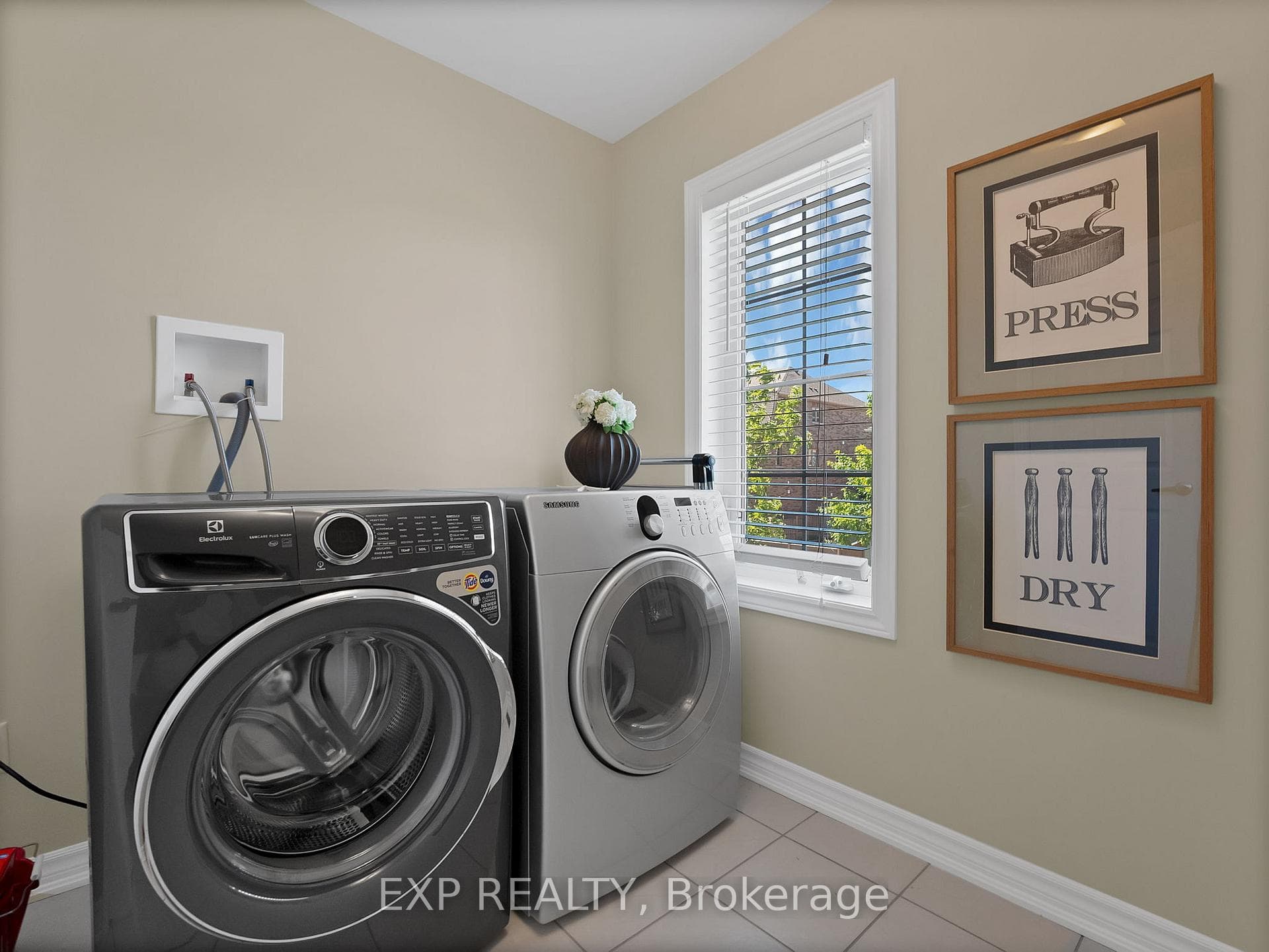 51 Living Crescent photo 37