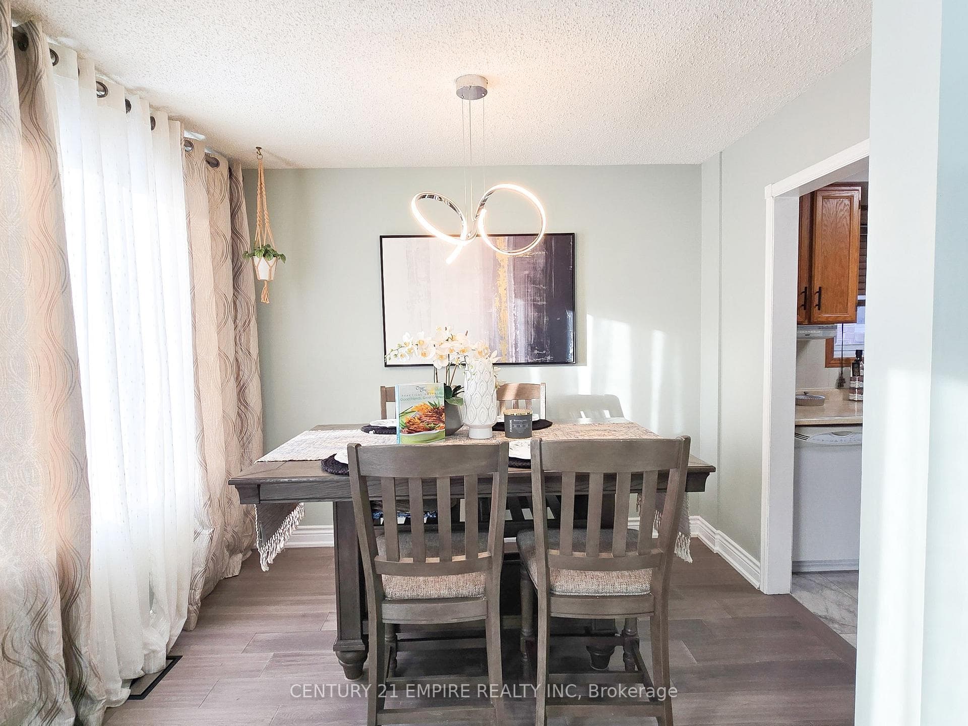 154 Adele Crescent photo 7