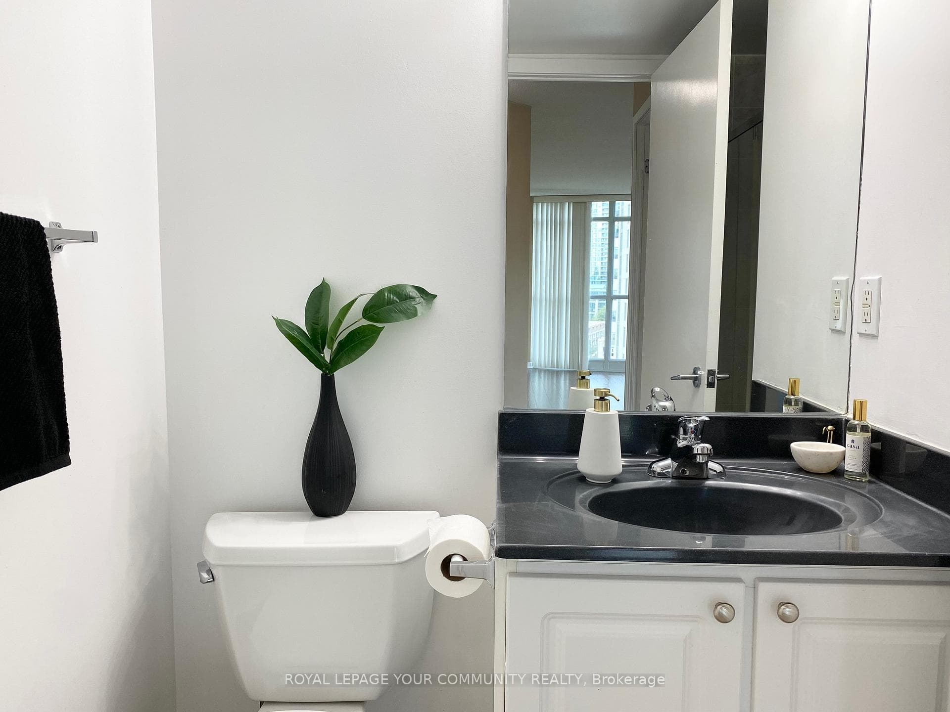 219 Fort York Boulevard Unit 1003 photo 11