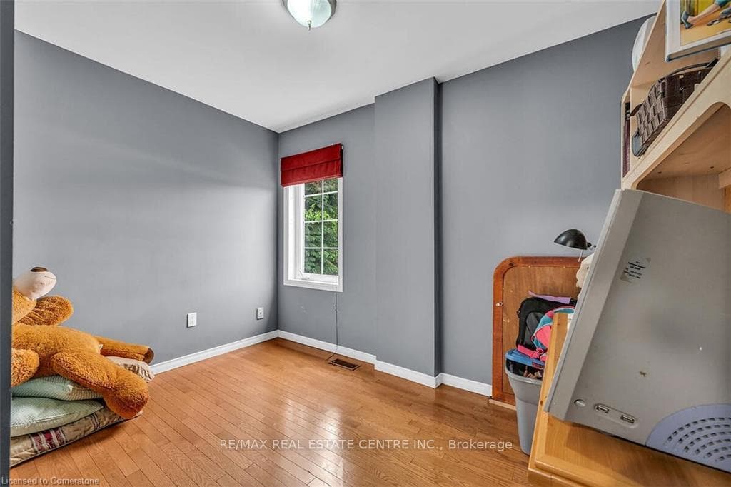 161 Oak Avenue photo 24