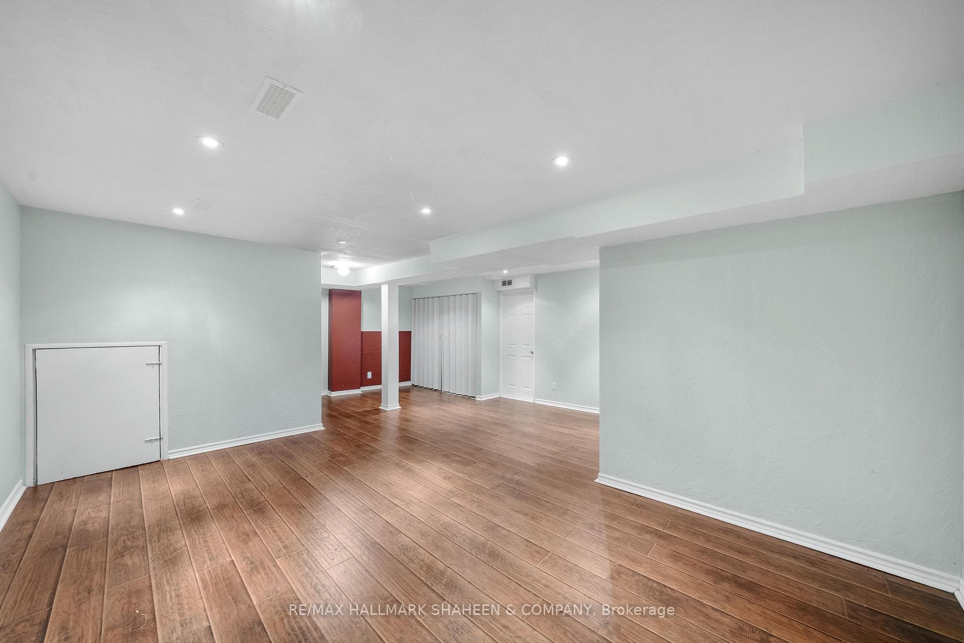 909 Oaktree Crescent photo 24