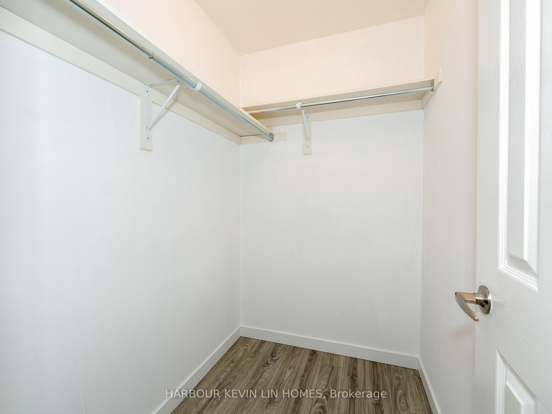 106 Blackthorn Drive photo 33