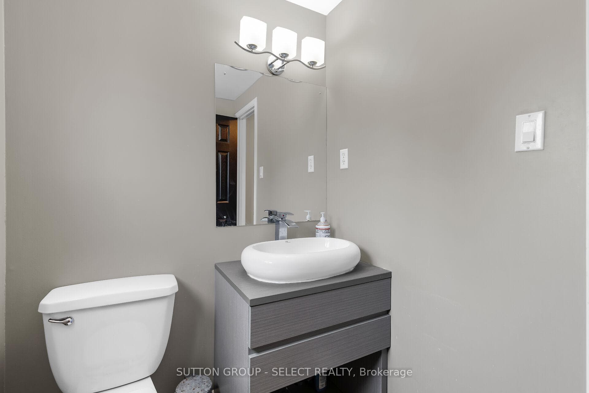 300 SANDRINGHAM Crescent Unit 4 photo 18