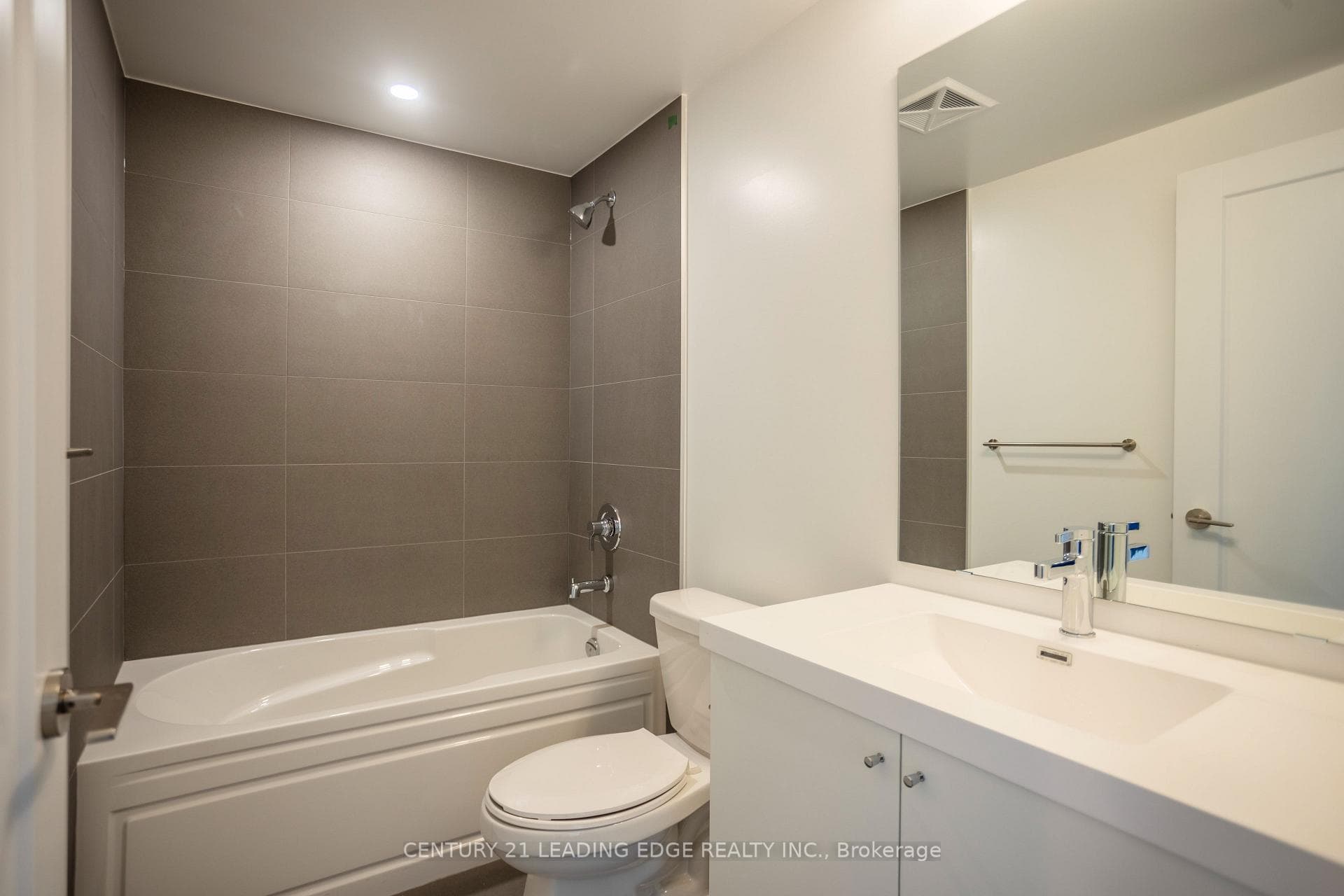 2545 Simcoe Street Unit 2610 photo 9