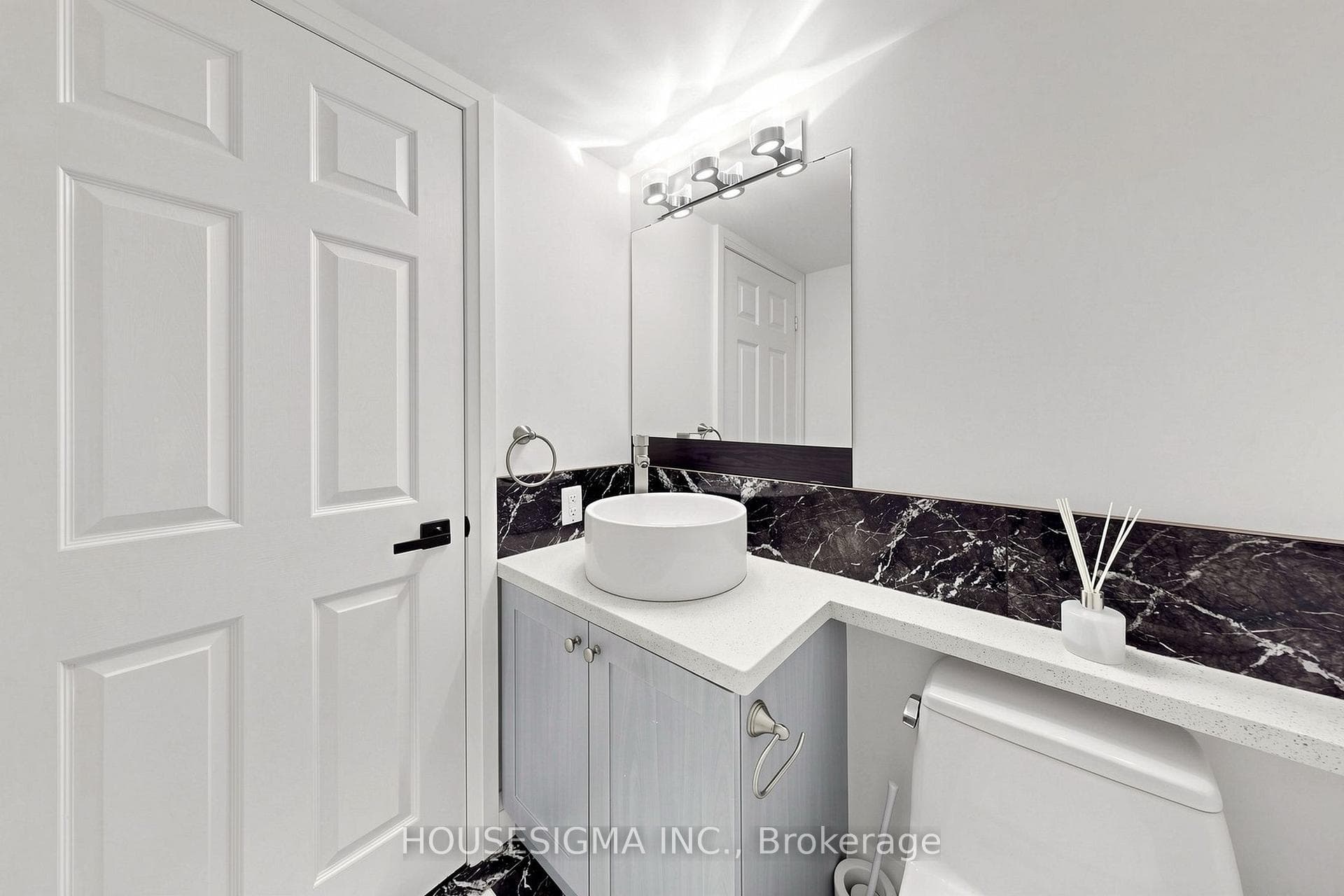 83 Mondeo Drive Unit 220 photo 16