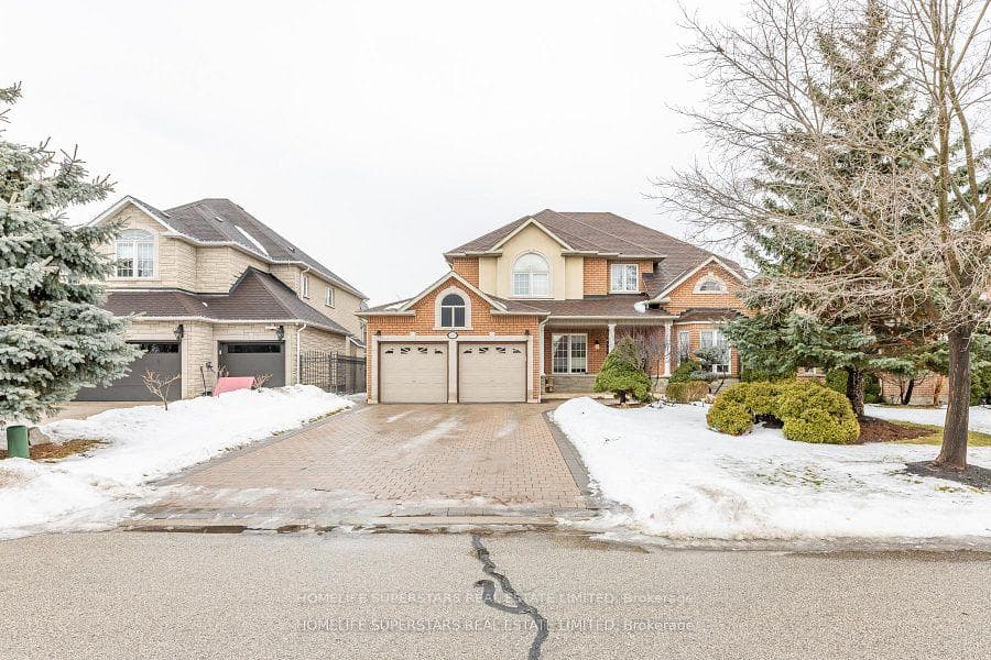 156 Novaview Crescent photo 1