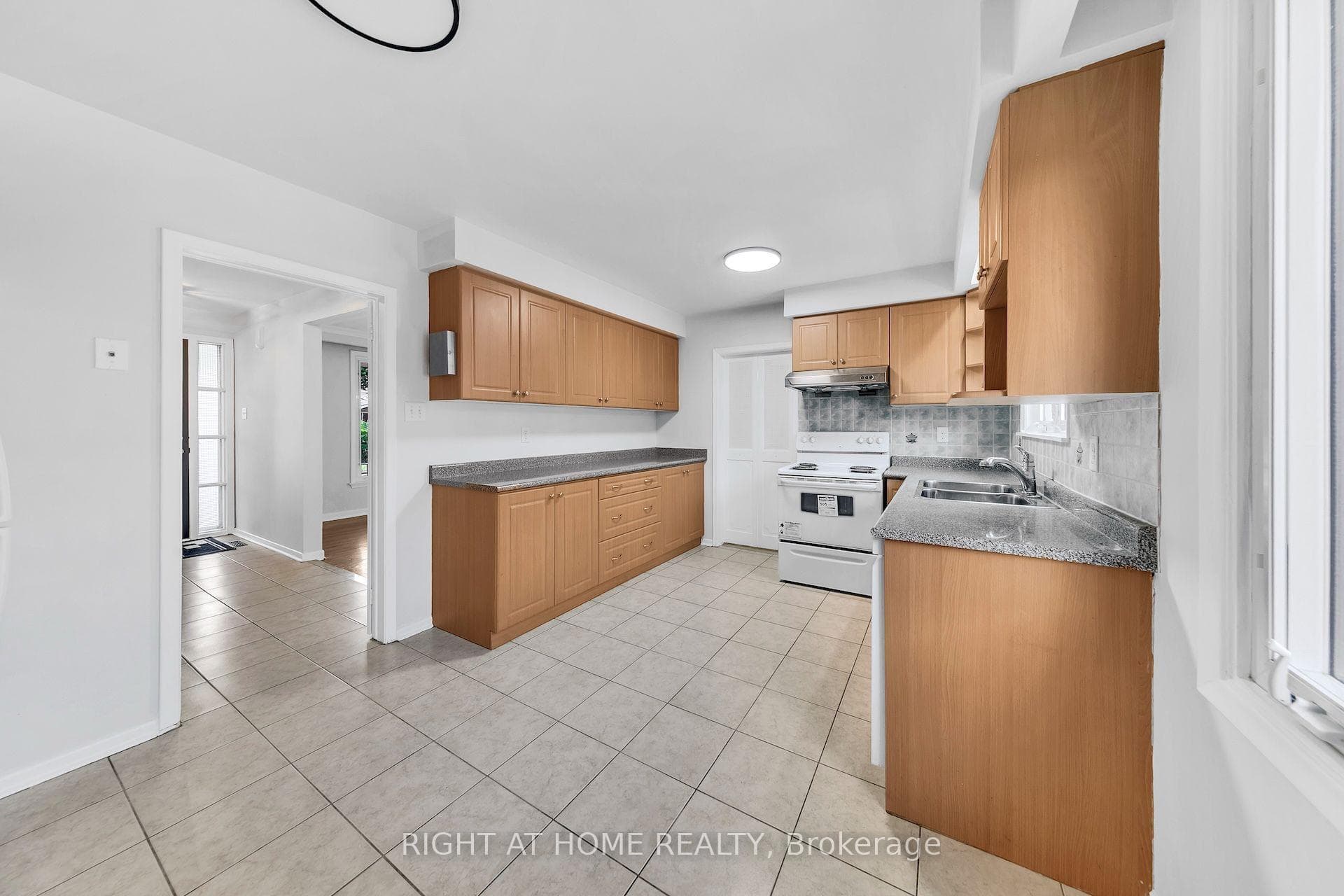 88 Peckham Avenue photo 9