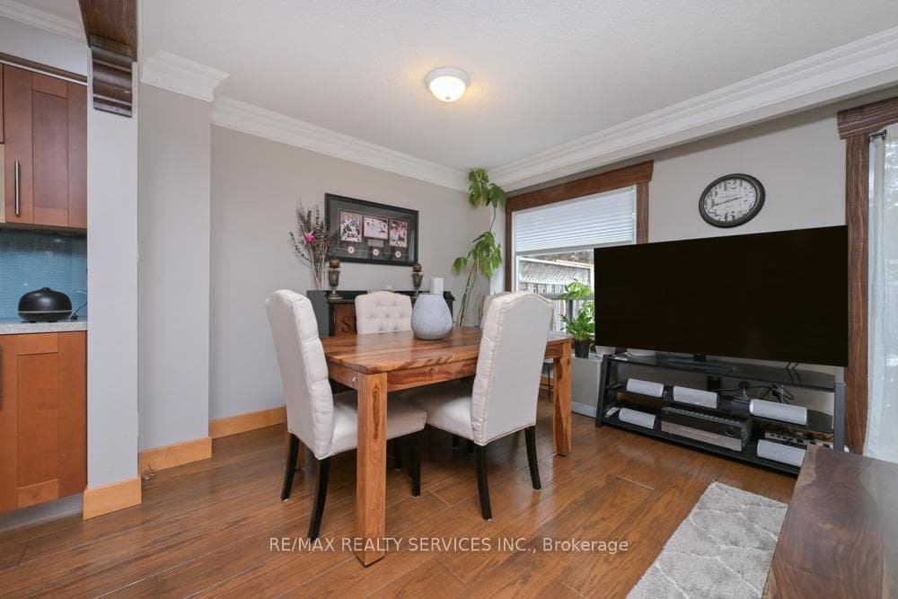 8 Collins Crescent photo 11