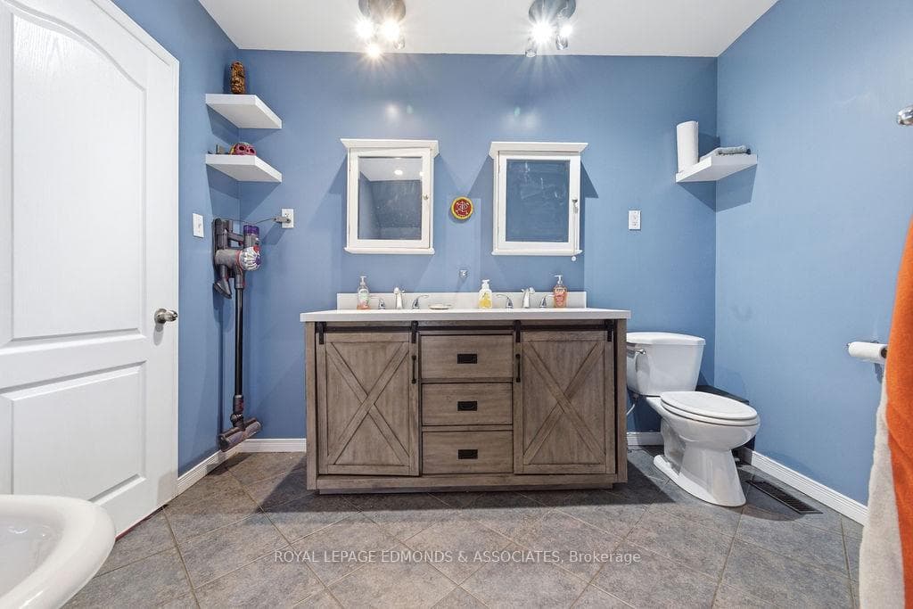 408 Moffat Street photo 36
