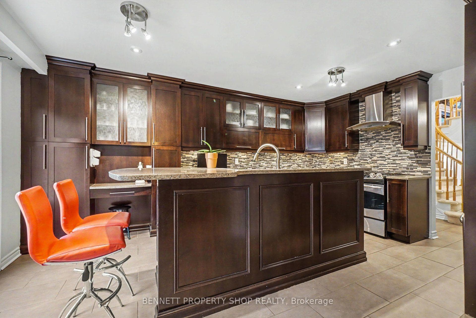 1879 Leclair Crescent photo 3