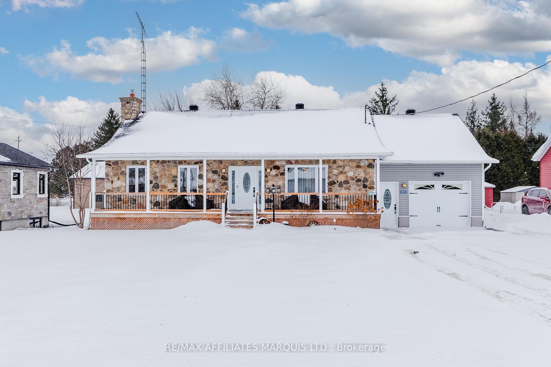 20322 Lochiel Street photo 2