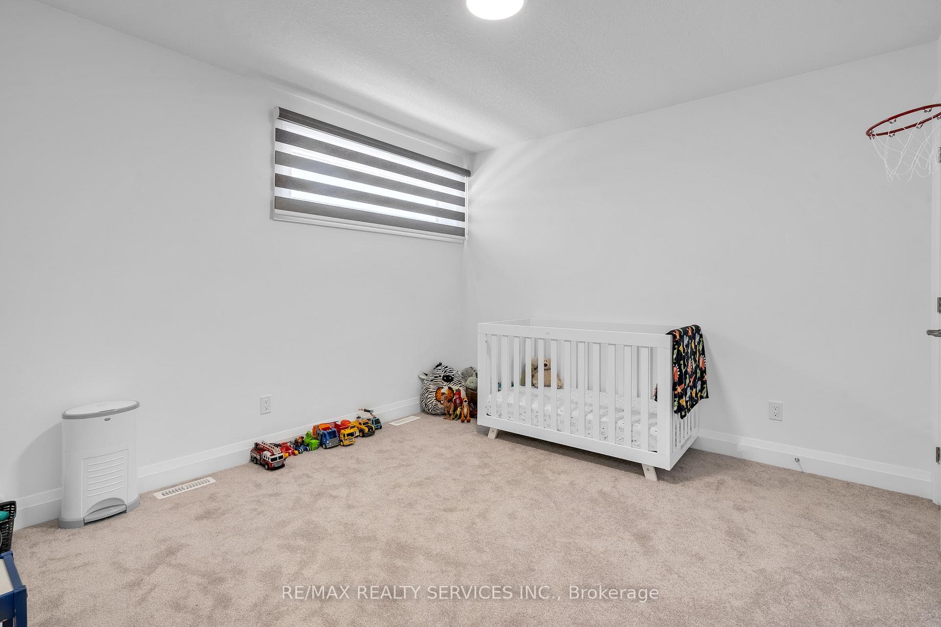 88 Poole Crescent photo 33