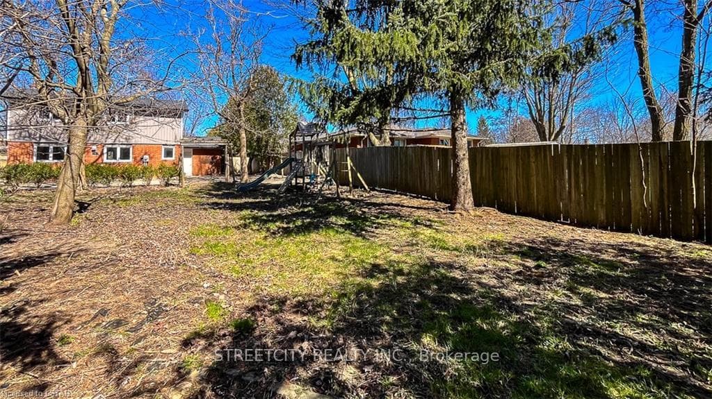 9 Scotchpine Crescent photo 40